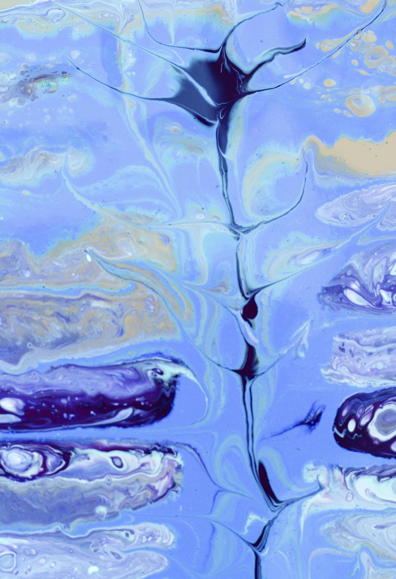 Arte fluida abstrata azul e violeta — metáfora da complexidade cerebral