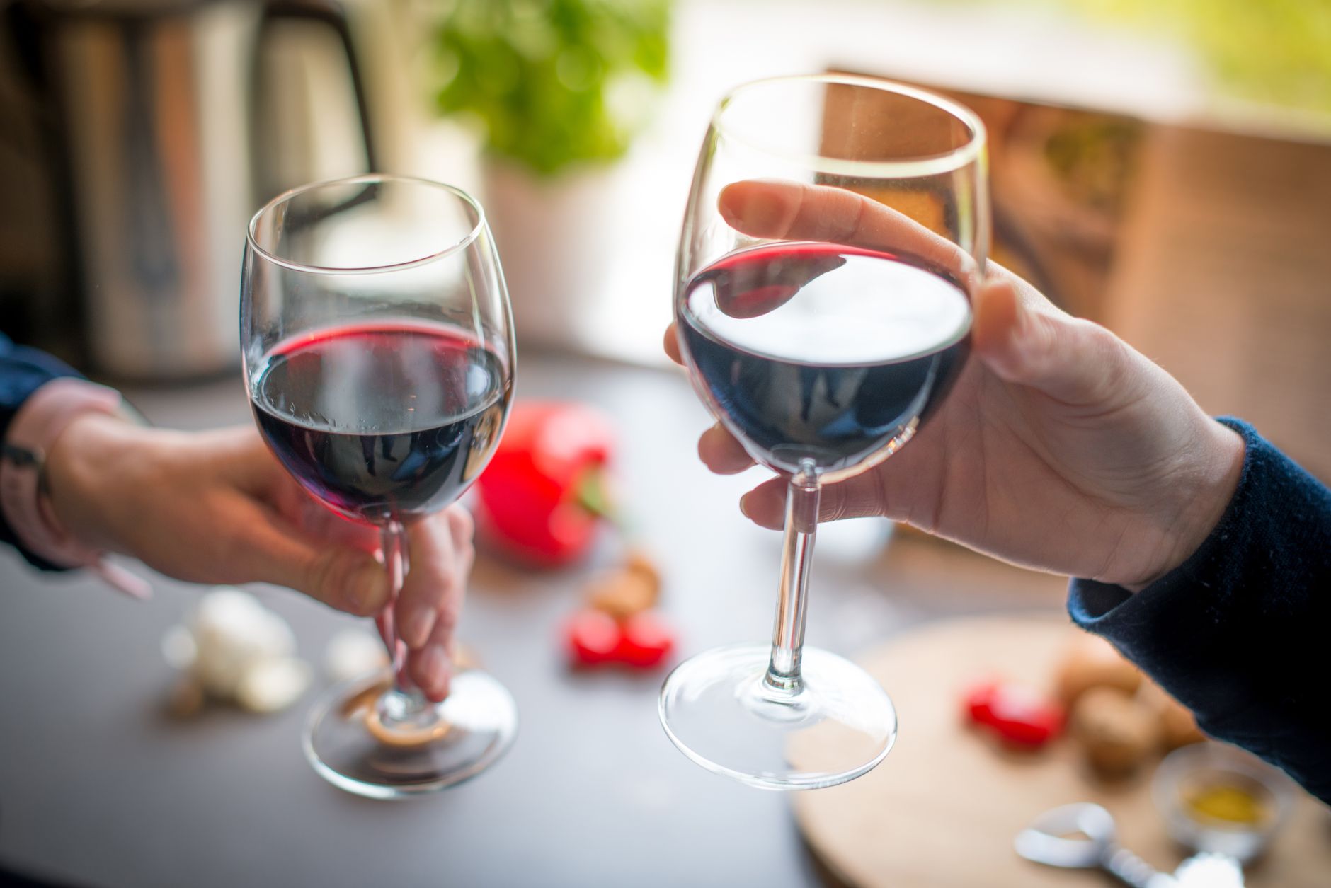Grupo de pessoas brindando com taças de vinho em uma celebração