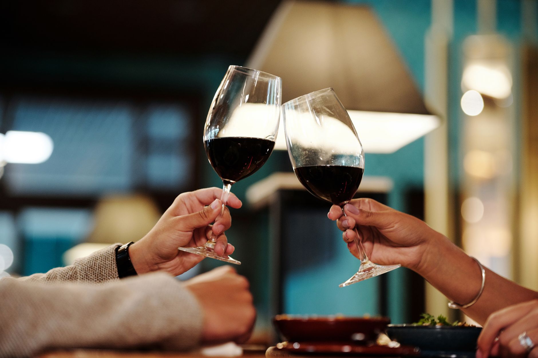 Álcool e Genética: Por Que Algumas Pessoas Ficam Vermelhas ao Beber