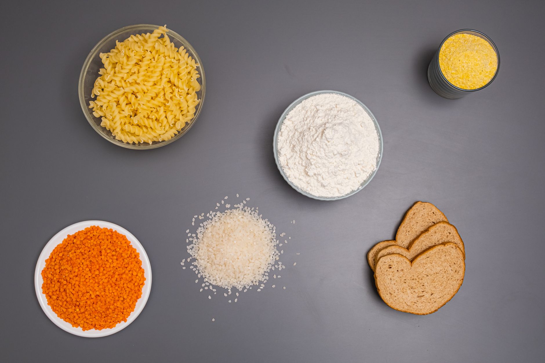 Assortimento de massas, arroz e leguminosas secas, alimentos ricos em amido