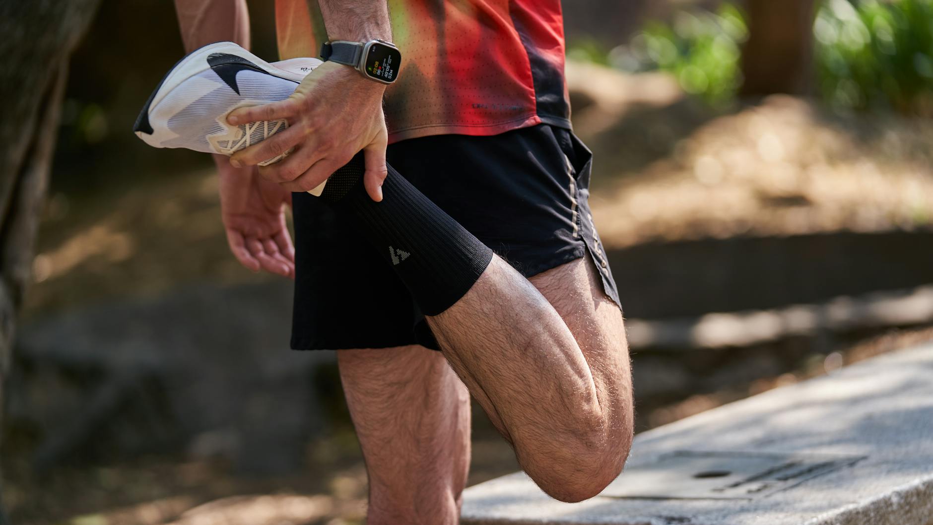 Atleta realizando alongamento ao ar livre