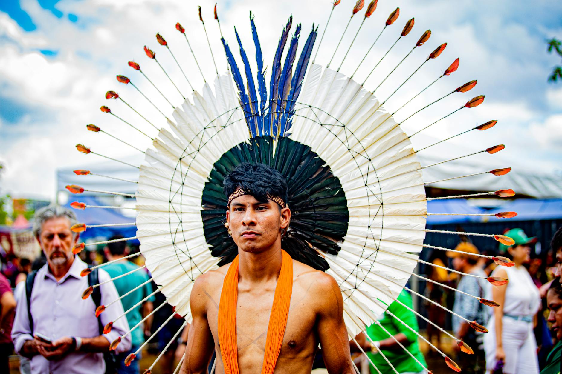 Indígena brasileiro com adorno tradicional representando a diversidade genética das Américas