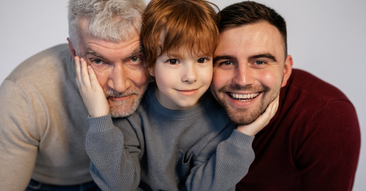 Retrato de três gerações de uma família sorridente, com diferentes alturas representando a herança genética da estatura