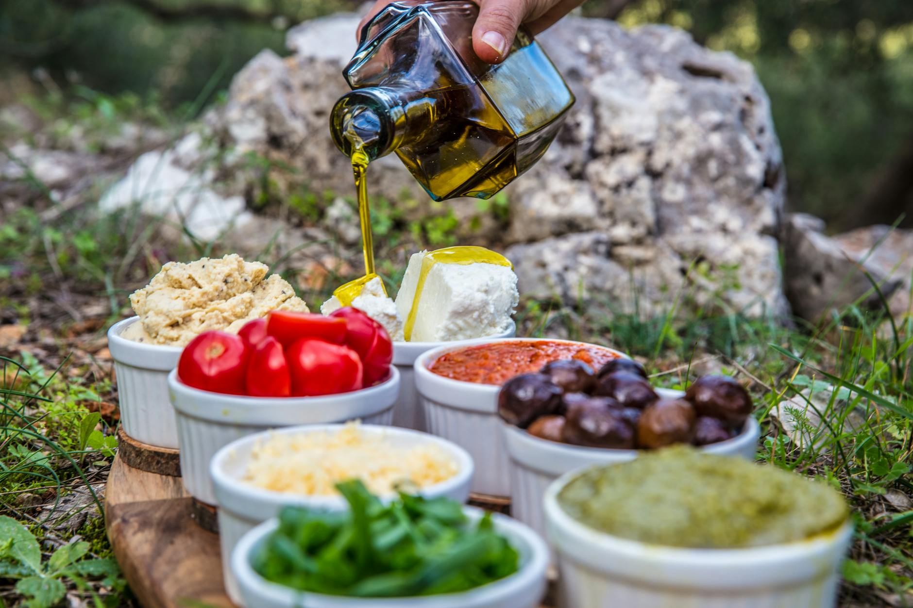 Mesa mediterrânea com azeite de oliva, ervas, azeitonas e queijo