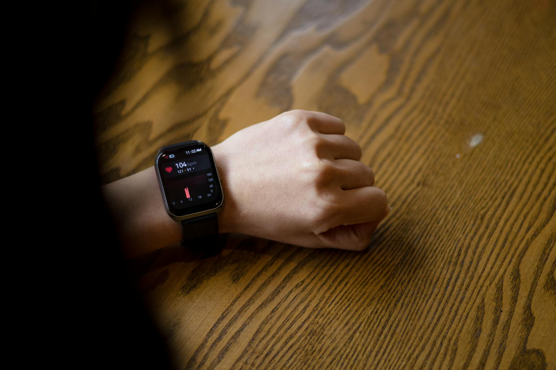 Pessoa verificando frequência cardíaca em smartwatch