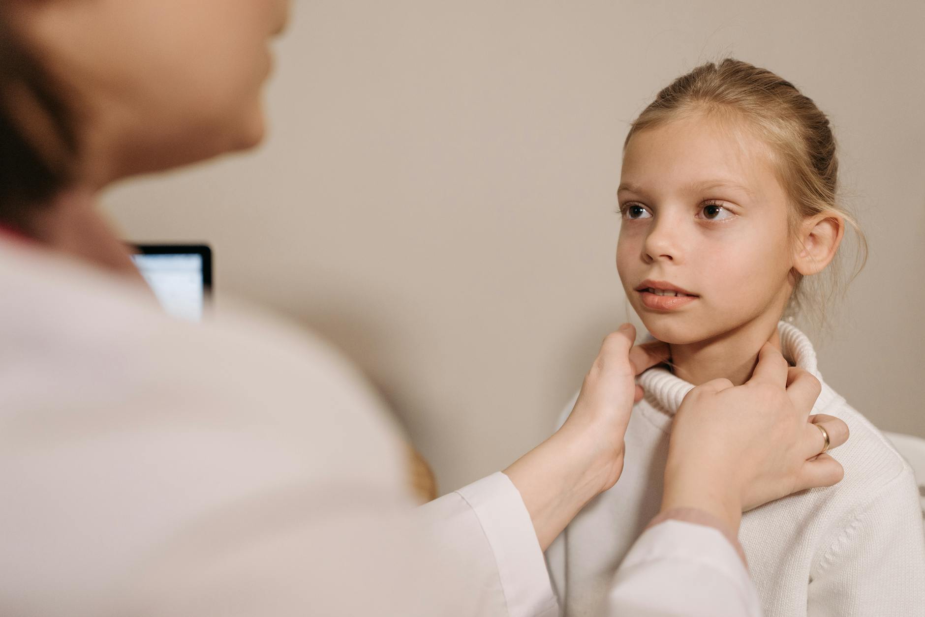 Avaliação clínica da região cervical, onde se localiza a tireoide