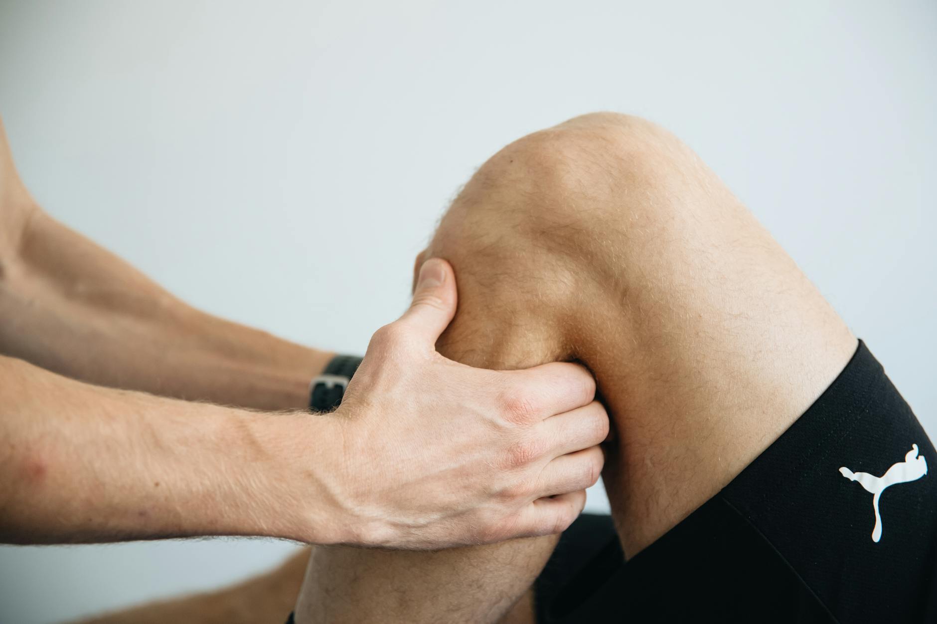 Sessão de fisioterapia com massagem na região do joelho