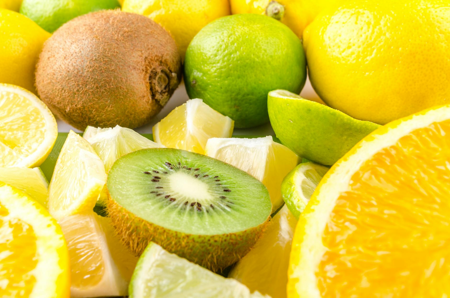 Mistura colorida de frutas cítricas e kiwi fatiados, ricos em vitamina C