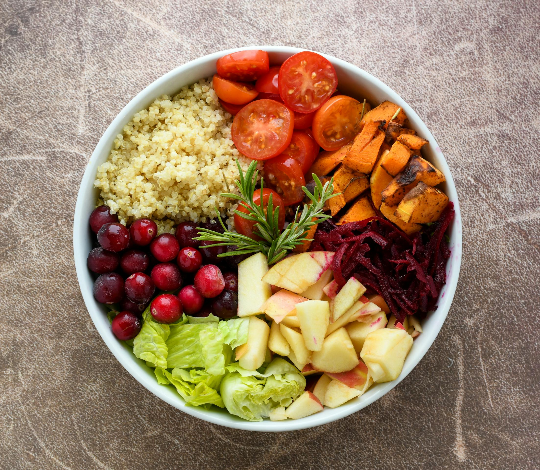 Buddha bowl com quinoa, frutas e vegetais frescos
