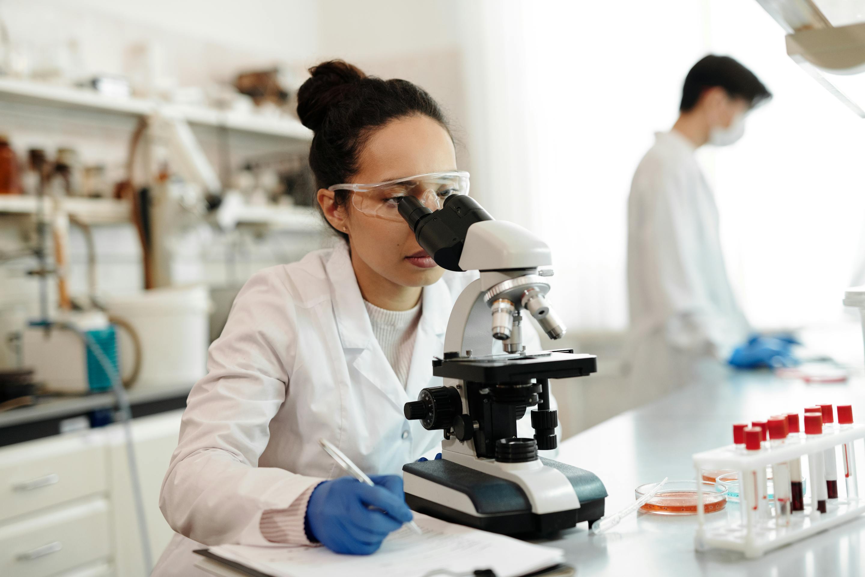 Cientista analisando amostras em laboratório