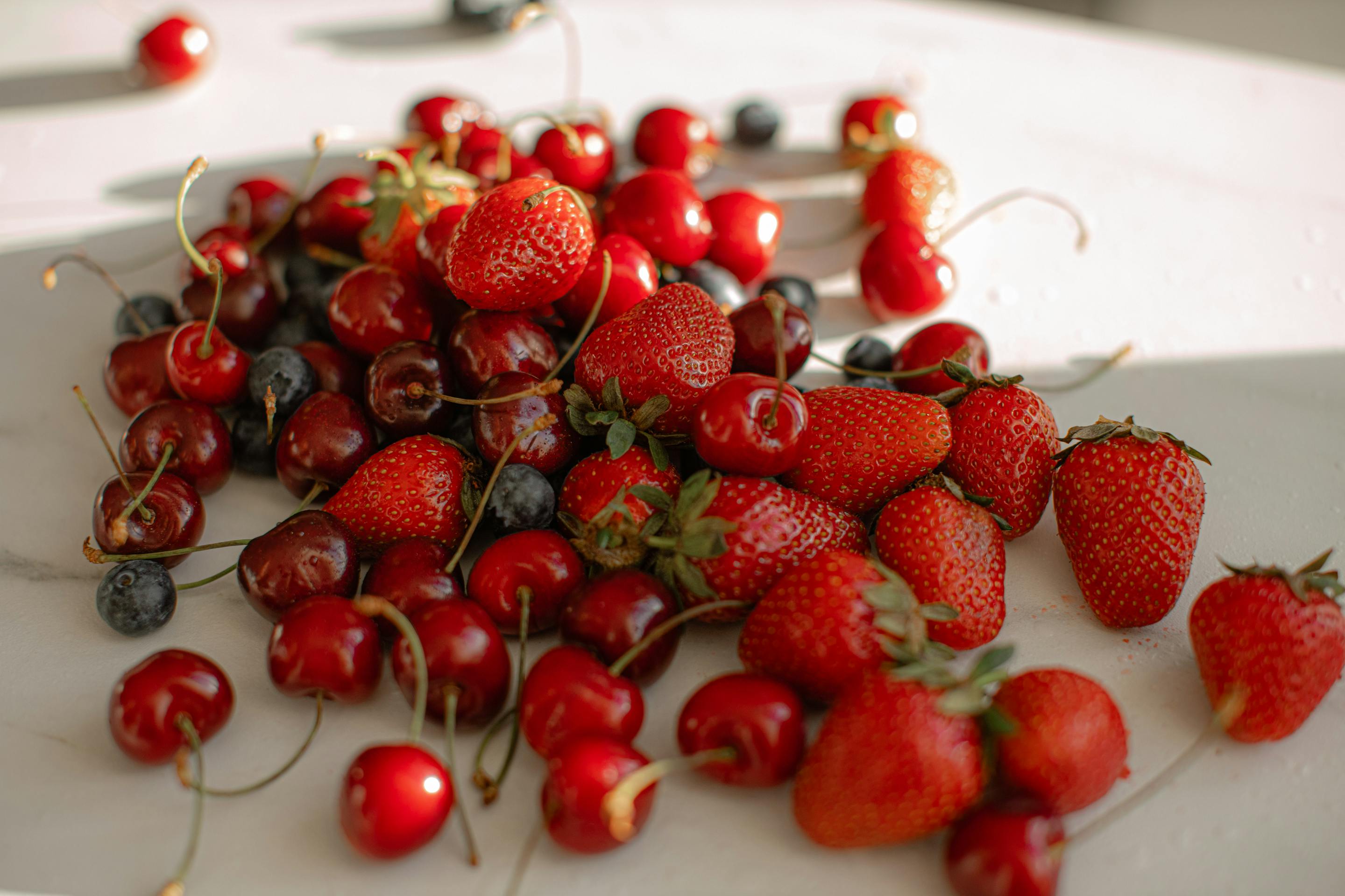 Cerejas, mirtilos e morangos — alimentos protetores para gota