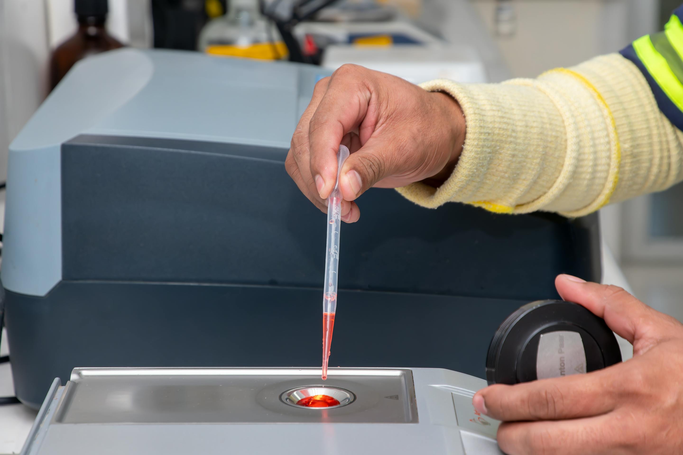 Técnico de laboratório com pipeta multicanal