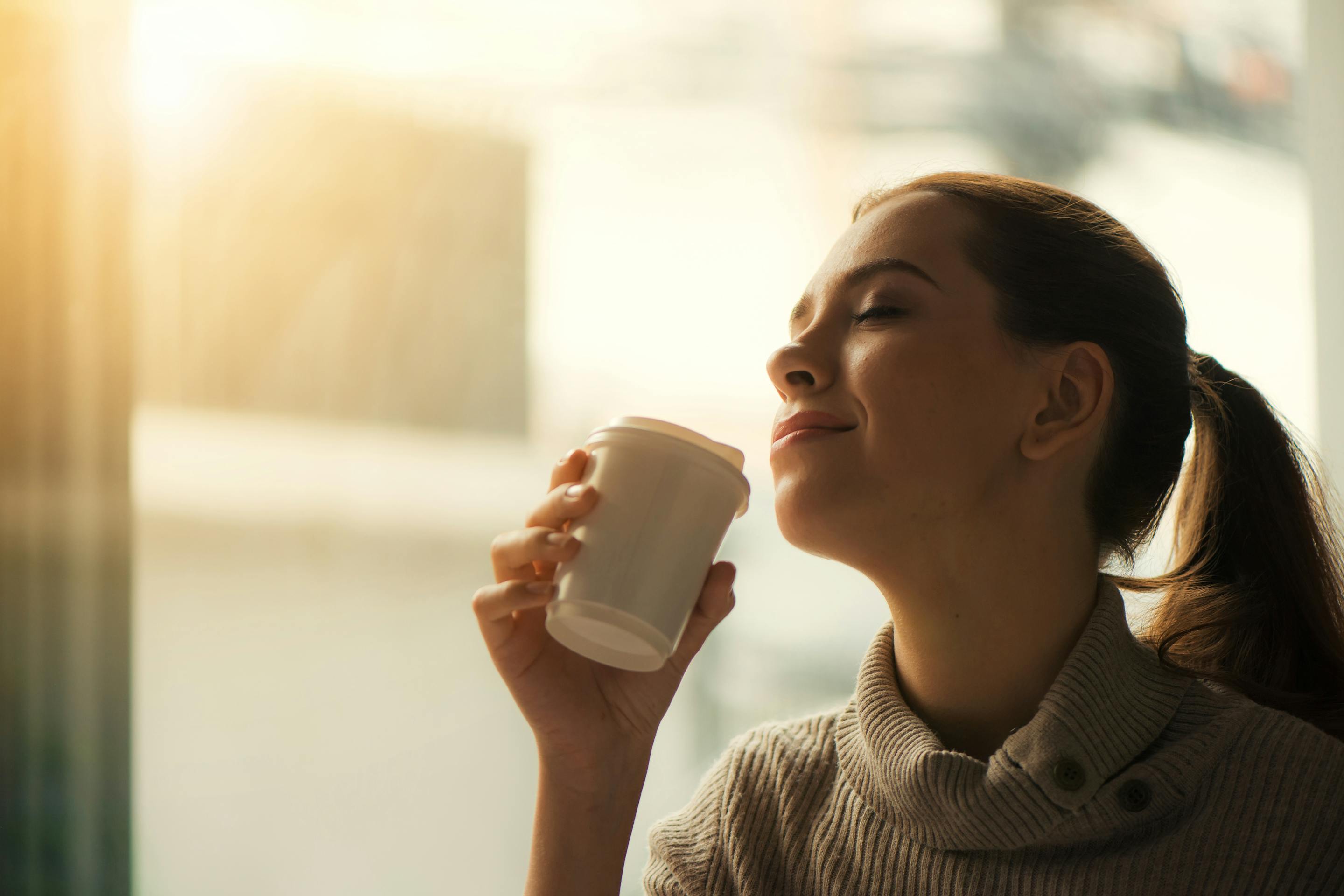 Mulher saboreando café pela manhã